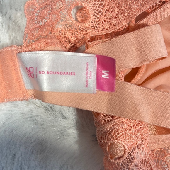 No boundaries Lace Bralette in Peach medium - Picture 3 of 5